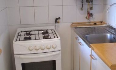 Arriendo depto 1D 1B en Santiago Centro (Huérfanos). Cocina equipada y amoblada. Bajos GGCC.