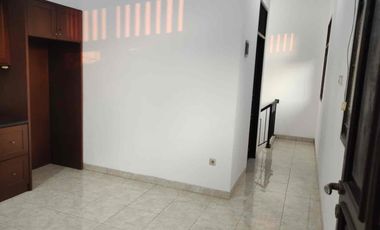 Dijual Rumah Mepet Mall di Taman Villa Baru Bekasi