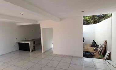 Casa en venta con recámara en planta baja Col 21 de septiembre zona Nte pte cerca del C4 y SEF