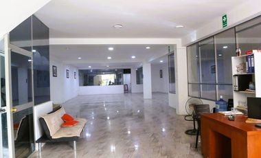 Edificio de 8 años en gran ubicación: Hospedaje operativo, local comercial y estacionamiento privado.