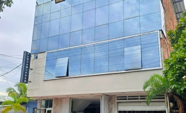 Edificio de 8 años en gran ubicación: Hospedaje operativo, local comercial y estacionamiento privado.