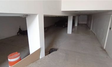 Edificio de 8 años en gran ubicación: Hospedaje operativo, local comercial y estacionamiento privado.