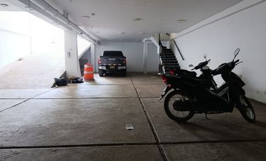 Edificio de 8 años en gran ubicación: Hospedaje operativo, local comercial y estacionamiento privado.