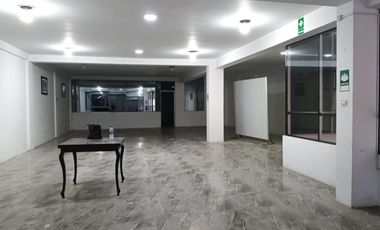 Edificio de 8 años en gran ubicación: Hospedaje operativo, local comercial y estacionamiento privado.