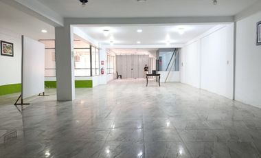 Edificio de 8 años en gran ubicación: Hospedaje operativo, local comercial y estacionamiento privado.