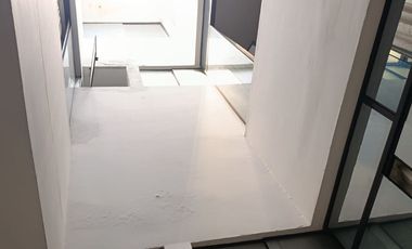 Edificio de 8 años en gran ubicación: Hospedaje operativo, local comercial y estacionamiento privado.