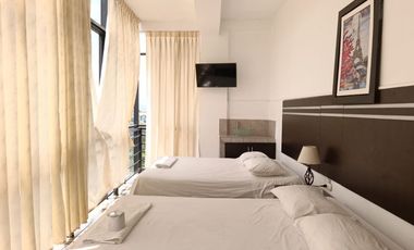 Edificio de 8 años en gran ubicación: Hospedaje operativo, local comercial y estacionamiento privado.