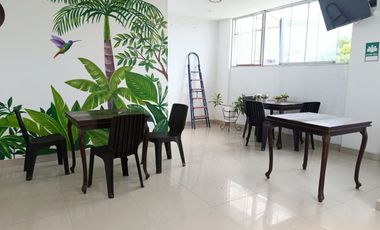 Edificio de 8 años en gran ubicación: Hospedaje operativo, local comercial y estacionamiento privado.