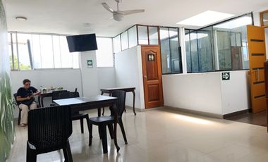 Edificio de 8 años en gran ubicación: Hospedaje operativo, local comercial y estacionamiento privado.