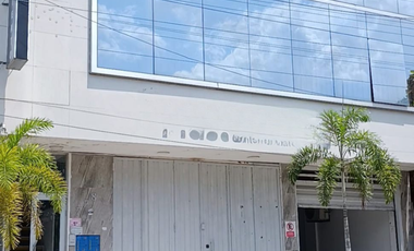 Edificio de 8 años en gran ubicación: Hospedaje operativo, local comercial y estacionamiento privado.