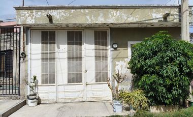 Casa en VENTA una sola planta, a cuadra y media de la carretera a Chapala