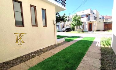 cercano Avenida y supermercado.