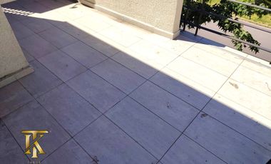 cercano Avenida y supermercado.