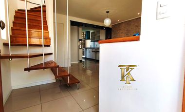 cercano Avenida y supermercado.