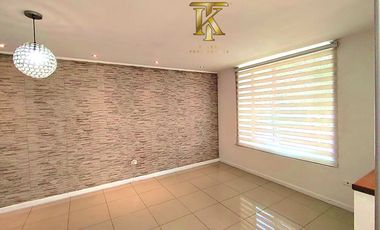 cercano Avenida y supermercado.