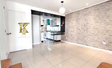 cercano Avenida y supermercado.