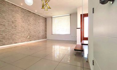 cercano Avenida y supermercado.