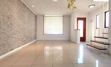 cercano Avenida y supermercado.