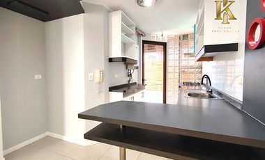 cercano Avenida y supermercado.