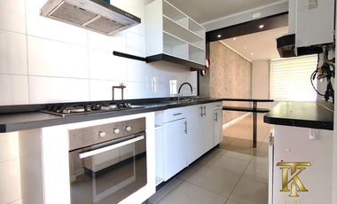 cercano Avenida y supermercado.