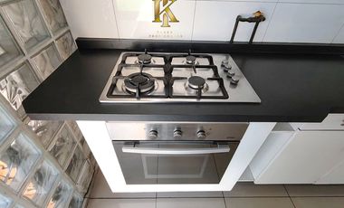 cercano Avenida y supermercado.