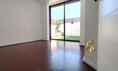 cercano Avenida y supermercado.