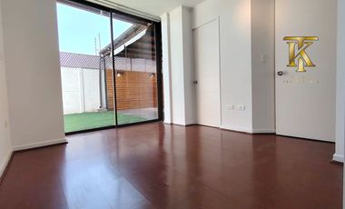 cercano Avenida y supermercado.