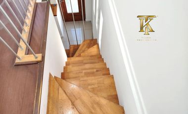 cercano Avenida y supermercado.