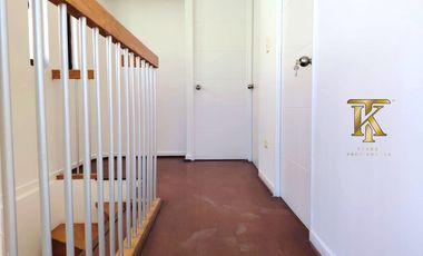 cercano Avenida y supermercado.