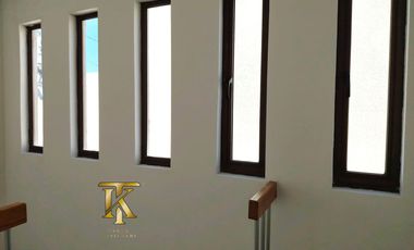 cercano Avenida y supermercado.