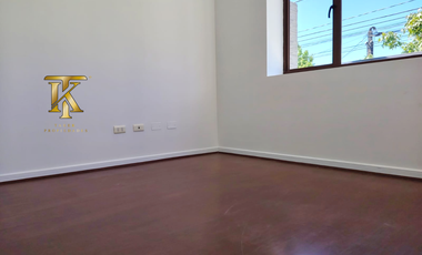 cercano Avenida y supermercado.