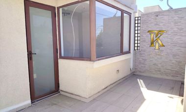 cercano Avenida y supermercado.