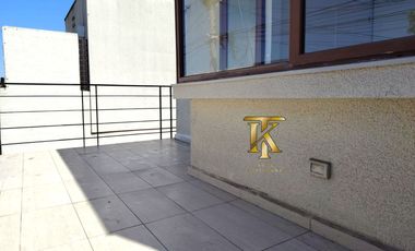 cercano Avenida y supermercado.