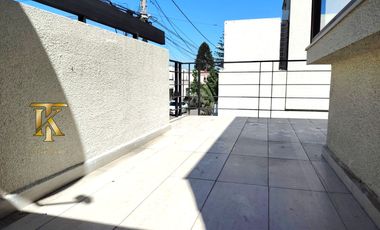 cercano Avenida y supermercado.