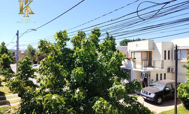 cercano Avenida y supermercado.