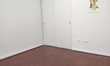 cercano Avenida y supermercado.