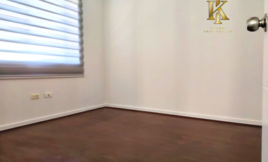 cercano Avenida y supermercado.