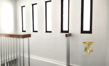 cercano Avenida y supermercado.