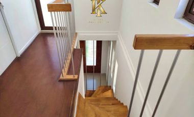 cercano Avenida y supermercado.