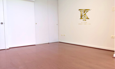 cercano Avenida y supermercado.