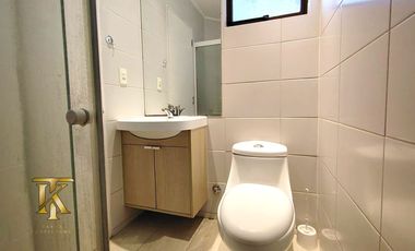 cercano Avenida y supermercado.