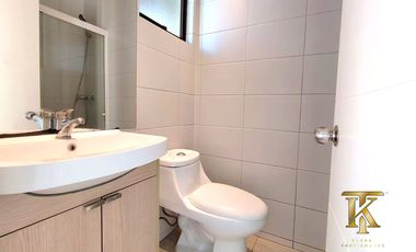 cercano Avenida y supermercado.