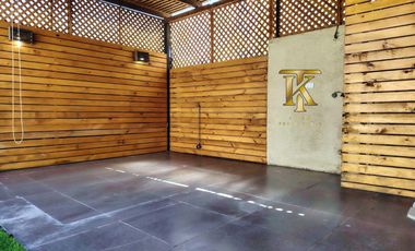 cercano Avenida y supermercado.