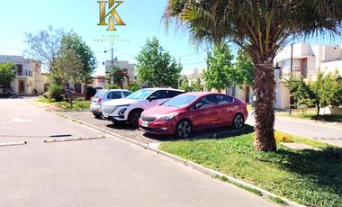 cercano Avenida y supermercado.