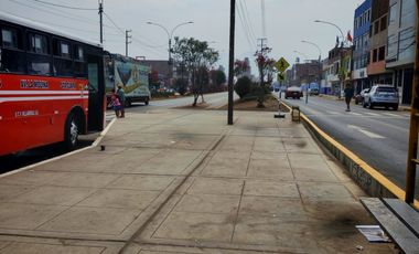 VENDO TERRENO  COMERCIAL DE 1094 M2 EN PLENA AV. CARLOS IZAGUIRRE SMP