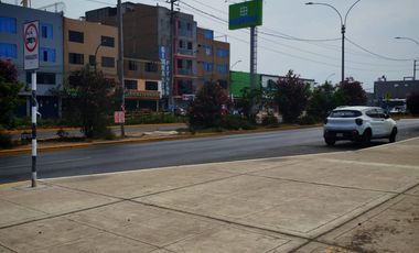 VENDO TERRENO  COMERCIAL DE 1094 M2 EN PLENA AV. CARLOS IZAGUIRRE SMP