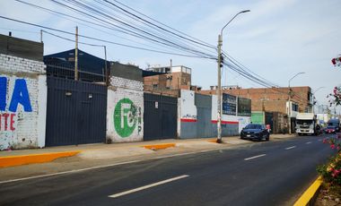 VENDO TERRENO  COMERCIAL DE 1094 M2 EN PLENA AV. CARLOS IZAGUIRRE SMP