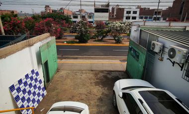 VENDO TERRENO  COMERCIAL DE 1094 M2 EN PLENA AV. CARLOS IZAGUIRRE SMP