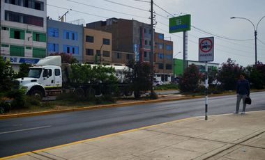 VENDO TERRENO  COMERCIAL DE 1094 M2 EN PLENA AV. CARLOS IZAGUIRRE SMP