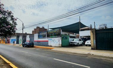 VENDO TERRENO  COMERCIAL DE 1094 M2 EN PLENA AV. CARLOS IZAGUIRRE SMP